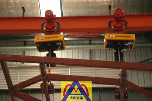 Self-propelled hoist conveying system
